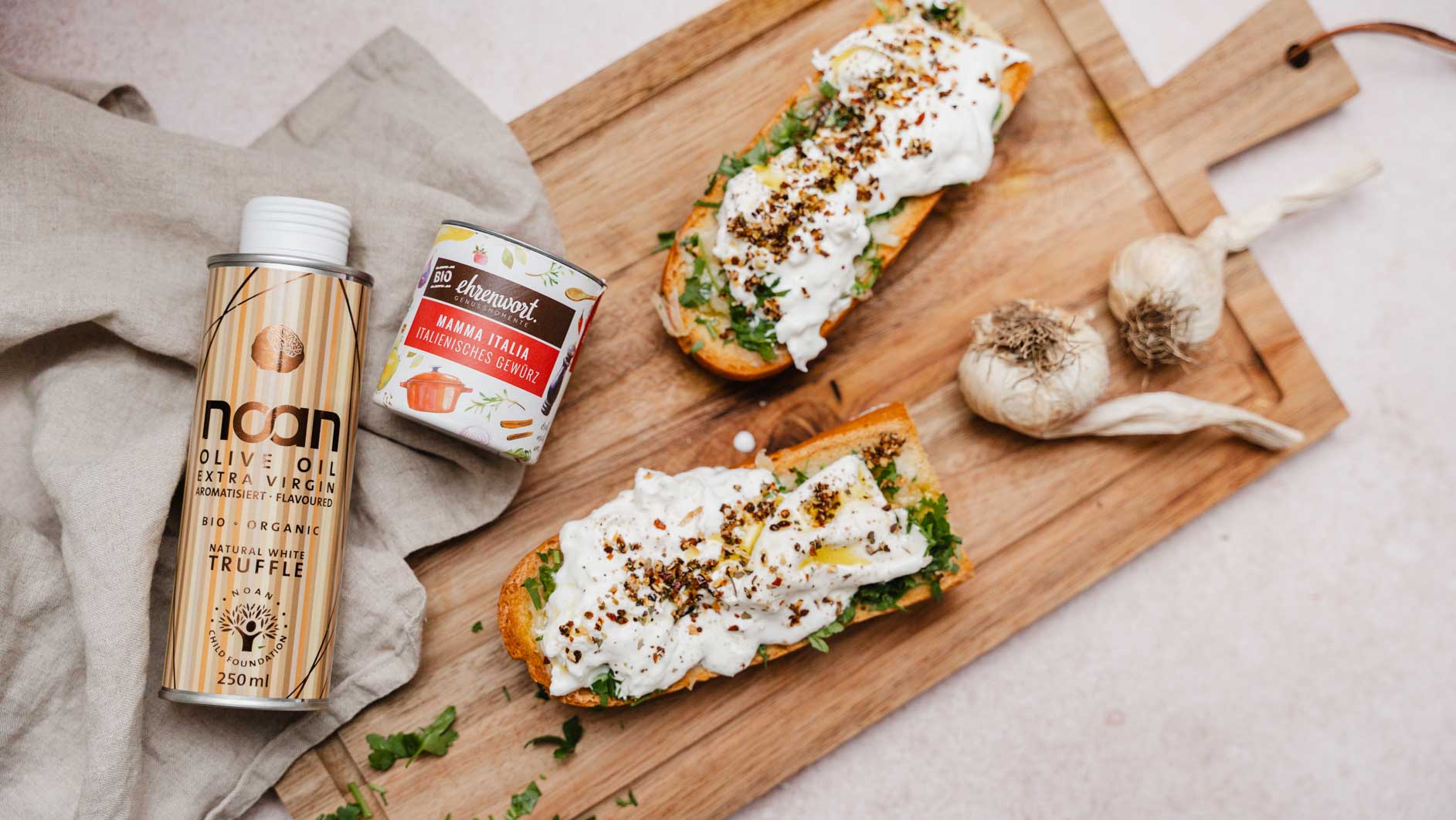 Getrüffeltes Knoblauch-Baguette mit Burrata